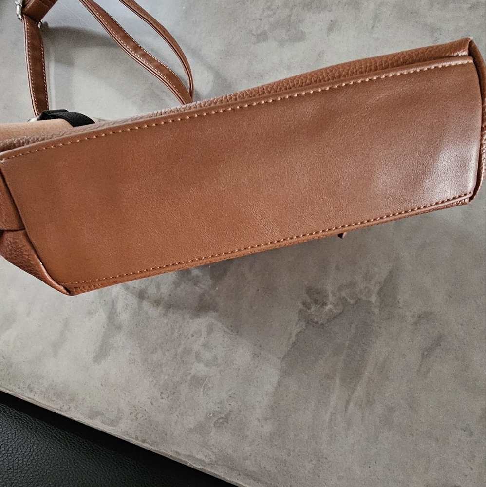 Roots purse almost new condition - Picture 3 of 7